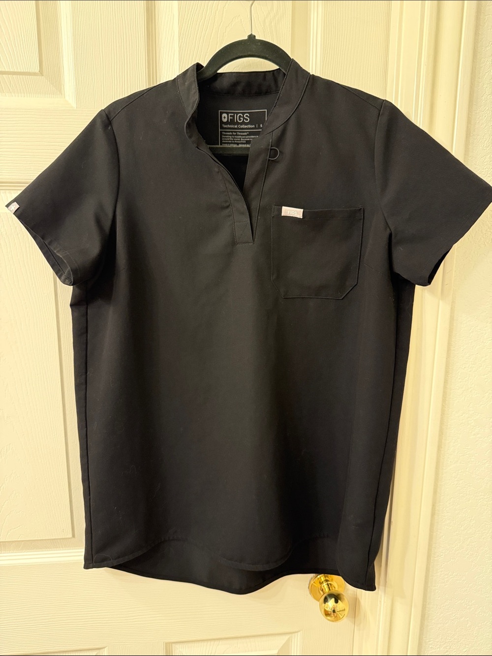 Figs women’s black kitale maternity scrub top small